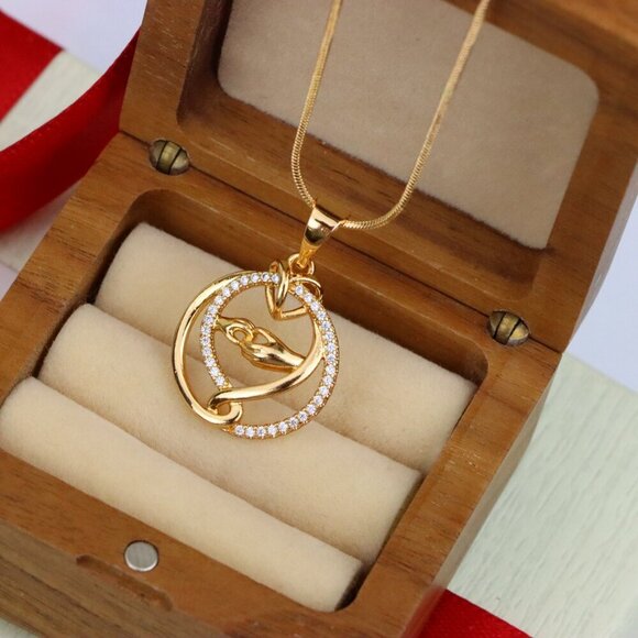 "Graceful Hand & Heart Rose Gold Pendant – Sparkling Circle Design, XPPT1554 - Picture 7 of 13